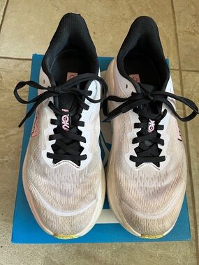 Women's Hoka Skyflow Running Shoes Size 7.5